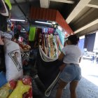 Dos ciudadanas en la Bahía de Guayaquil revisan el diseño, tamaño y material antes de comprar una manta para el frío.