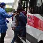 La mujer recibió un corte en su pecho, lo que estuvo a punto a matarla.