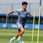 Jeremy Sarmiento en la práctica de Brighton en el inicio de la temporada