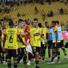 Jugadores de Barcelona al término del partido (1-0) ante la Católica en el Monumental