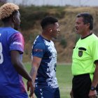 Los jugadores de Sodiro durante los reclamos al árbitro Ricardo Benavides.