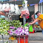 Alberto lleva la carreta hasta los exteriores del mercado Caraguay para atender la demanda de sus clientes.