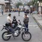 Agentes policiales recabaron aproximadamente seis indicios balísticos.