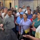 Pabel Muñoz conversó con los comerciantes que llegaron al edificio del Cabildo.