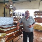 Jacinto Echeverría, propietario de una funeraria, dice que, ante la inseguridad, debe seleccionar los sitios donde dará servicio.