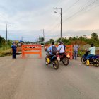 Conductores se llevaron la noticia de que la calle estaba cerrada.