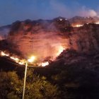 El fuego no ha podido ser controlado por los bomberos.