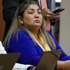 Dolores Guerra trabaja actualmente como ayudante en la Función Judicial. 
Estudió  Derecho.