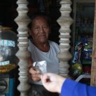 La abuelita de la tienda mientras atiende a sus vecinos