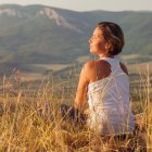 La salud mental afecta cómo pensamos, sentimos y nos comportamos. Mantener un equilibrio mental positivo contribuye a una mejor calidad de vida.