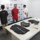 De los tres aprehendidos, uno es adulto y los dos restantes son menores de edad. El primero de ellos registra antecedentes penales en la Función Judicial.