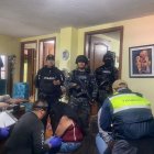 Las mujeres liberadas fueron revisadas por paramédicos y luego entregadas a sus familias.