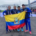 El ecuatoriano Sixto Moreta (segundo desde la izquierda) con sus guías y equipo de trabajo, luego de alcanzar el diploma paralímpico.