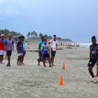 Unos 40 niños y jóvenes se reúnen todos los días, en la mañana, a entrenar en la playa de Muisne.