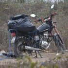 El cuerpo estaba sobre esta motocicleta.
