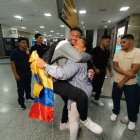 Michael Morales y Kathy Hurtado en un abrazo espectacular al arribo del peleador de la UFC a Ecuador.