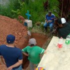 La familia de la niña cavó la tumba para sepultarla este domingo.