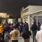 Decenas de personas al enterarse de la muerte del personaje acudieron al anfiteatro a conocer detalles del hecho.