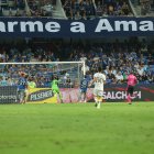 Momento en que Luis Fernando Léon mete el gol en contra en Emelec vs Orense