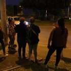 El grupo de mujeres espera algún medio de transporte que las lleve hasta la vía a Salitre, para retornar a sus hogares.