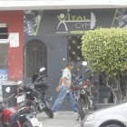 Balean a 2 ciudadanos en Los Esteros dentro de un vehiculo, al sur de Guayaquil, uno cae sobre unas escaleras a la entrada de un gimnasio, el otro producto de las heridas sucumbe en las calles Fco. Segura y Quito.
