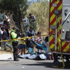 Los cuerpos fueron ubicados a un costado de la vía.