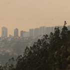 Una nube de humo y ceniza cubre ciertas partes de la capital.