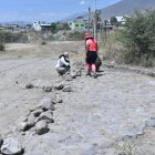 Una arqueóloga realiza los estudios para establecer el daño causado al patrimonio