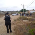 Los restos fueron encontrados en una calle de tierra, junto a una motocicleta, cerca de una urbanización