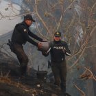 Policías ayudan a apagar el fuego.