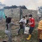 Habitantes intentan apagar el fuego y salvar sus hogares.