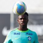 El jugador Vinícius Jr participa en un entrenamiento de la selección brasileña de fútbol en el Centro Administrativo y Técnico Alfredo Gottardi (CAT do Caju).