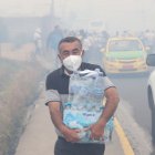 En lugar de frotar, enjuaga tus ojos con agua limpia o utiliza lágrimas artificiales para aliviarlos”, según especialista