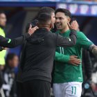 Carmelo Algarañaz (d) de Bolivia celebra su gol, en un partido de las eliminatorias sudamericanas para el Mundial de 2026 entre Bolivia y Venezuela.