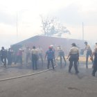 Los vecinos se organizaron para hacer cadenas humanas y llevar el agua necesaria.