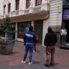 Los moradores del sector observan por dónde habría ingresado el presunto delincuente al local. Ellos buscan cómo armarse para defenderse.