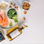 En la dieta antiinflamatoria se deben priorizar: alimentos naturales, vegetales, frutas y verduras (crucíferas, bayas, tomate, pimientos), pescado azul, huevos, setas, aceite de coco y oliva (crudo), chocolate negro, café, algas, especias (jengibre, cúrcuma, canela), plantas (té verde y ajo).