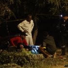 Familiares del joven asesinado lloraban desconsolados.