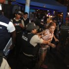 Una ciudadana tuvo que ser movida a la fuerza por la Policía para poder colocar un sello de clausura en una vivienda.