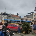 Dos automotores colisionaron en las calles Guabo y Santa Rosa, en el centro de la ciudad de Machala.
