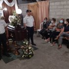 Al cabo primero José Peñafiel García lo velan en el cantón Palestina.