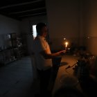 Algunos comerciantes prendieron velas para tener un poco de iluminación.