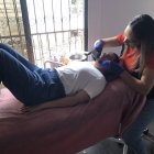 En un spa solo atendían masajes y faciales con la luz del día.