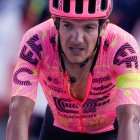 Richard Carapaz llegó fundido a la meta de la etapa 20 en la cima del Picón Blanco.