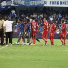 Los jugadores de Emelec y Técnico Universitario esperaron en el campo de juego.