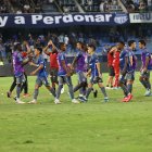Los jugadores de Emelec y su frustración tras ser eliminados de la Copa Ecuador.
