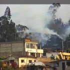 El incendio se mantiene en la parte de la montaña de la vía Alóag - Santo Domingo.