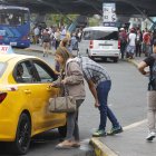 Guayaquil amaneció sin transporte público, muchos usuarios permanecen a la espera de transporte mientras otros buscan taxis y otros medios para movilizarse.