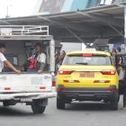 Ciudadanos recurrieron a alternativas improvisadas para movilizarse, como subirse en los baldes de camionetas.