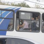 Las unidades de buses que están trabajando en Guayaquil se encuentran llenas de pasajeros.